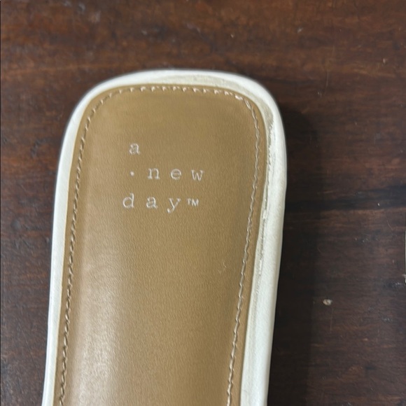 a new day Cream Sandals with Elegant Rhinestone Detail Sz 9.5 - Picture 3 of 11